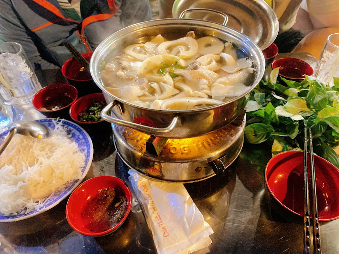 Quán gà lá é hội ngộ